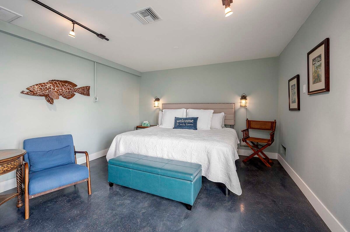 Balkon mit Blick aufs Wasser und den Hafen bei Sonnenuntergang.