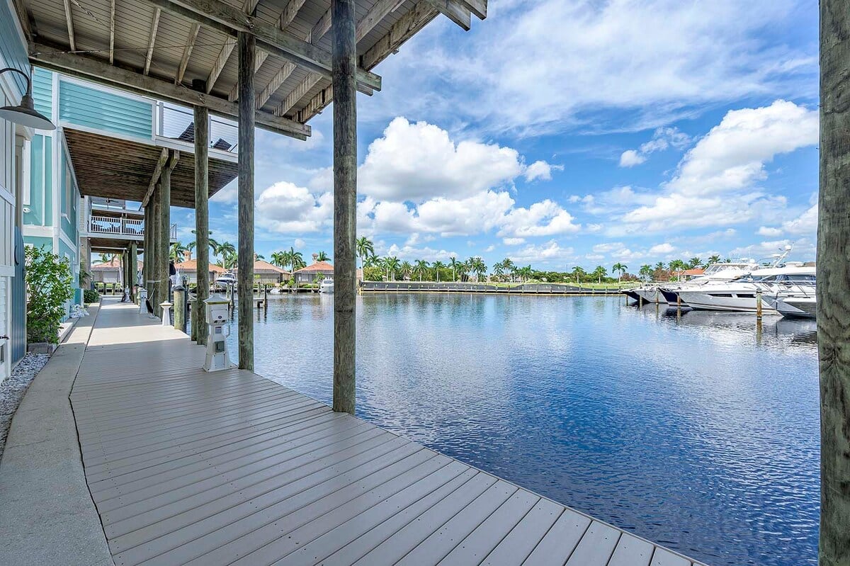 Sunset-Balkon mit Westblick auf den Hafen und das Wasser.