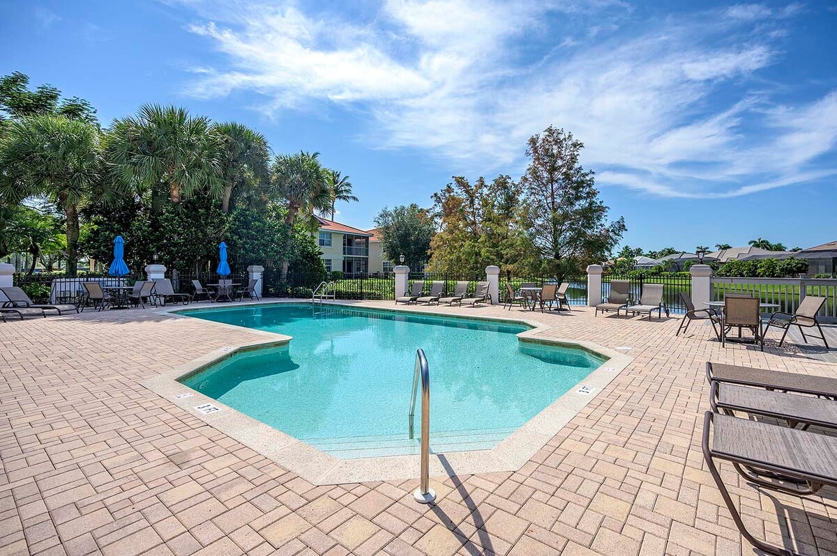 Sunset-Balkon mit Westblick über das Wasser und den Hafen.