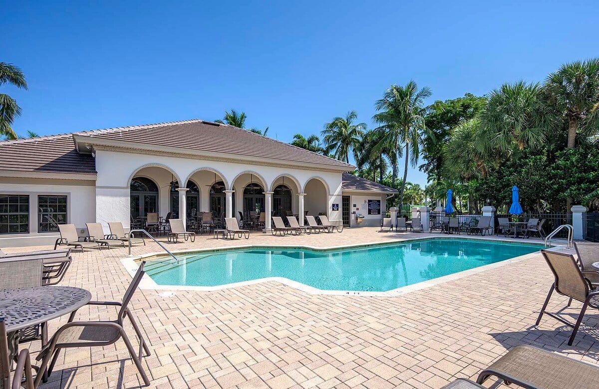 Sunset-Balkon mit Westblick über das Wasser und die Marina.
