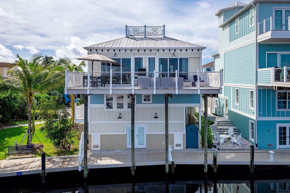 Sunset-Balkon mit Westblick auf das Wasser und den Hafen.