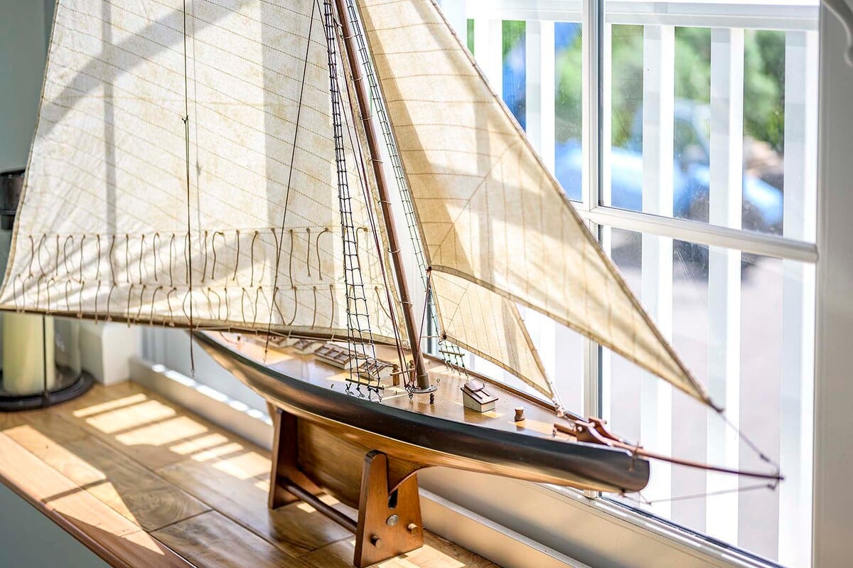 Sunset-Balkon mit Westblick auf das Wasser und die Marina.