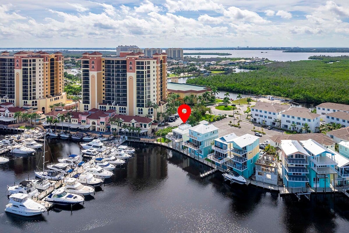 Sunset-Balkon mit Westblick auf das Wasser und den Hafen.