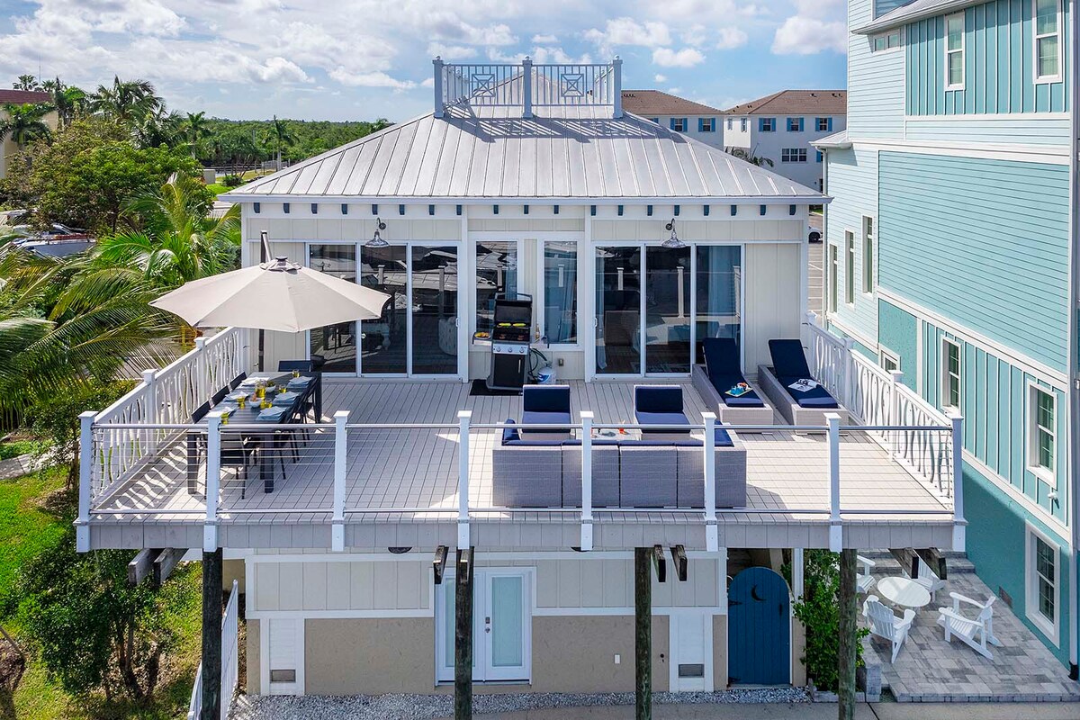 Sunset-Balkon mit Westblick über das Wasser und den Hafen.