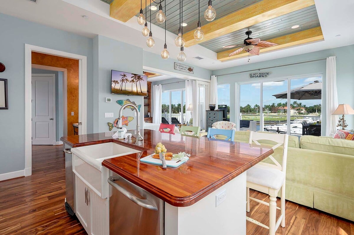 Sunset-Balkon mit Westblick auf das Wasser und den Bootsanleger.