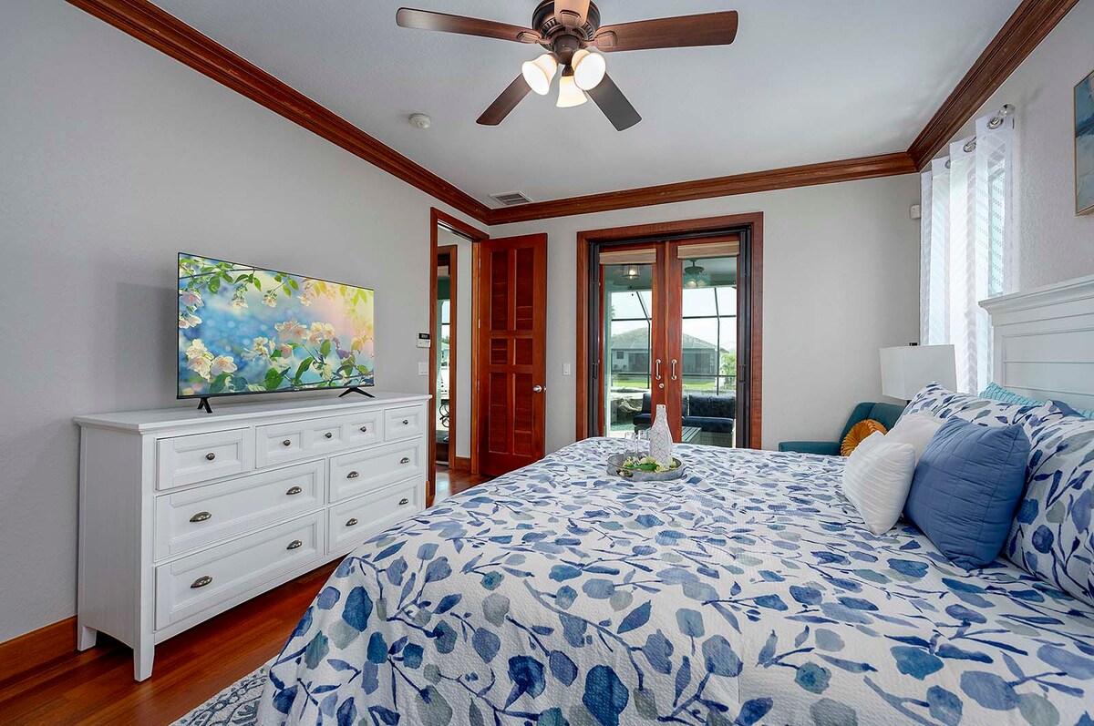 Hauptschlafzimmer mit Zugang zum Pool und Kingsize-Bett
