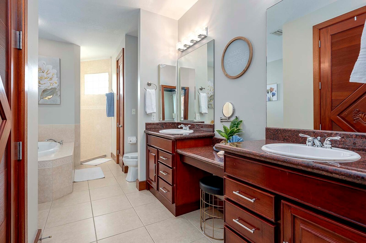 Hauptbadezimmer mit zwei Waschbecken und Rundum-Dusche