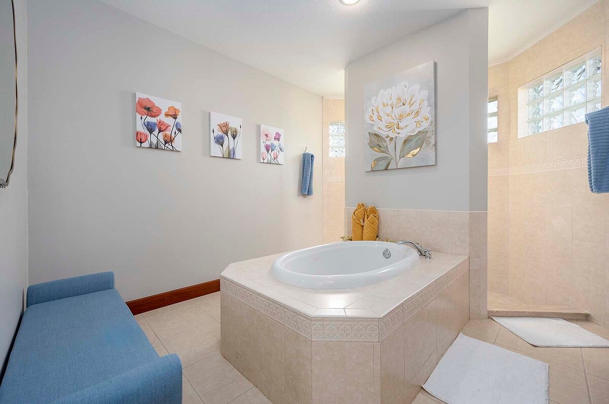 Hauptbadezimmer mit Gartenbadewanne
