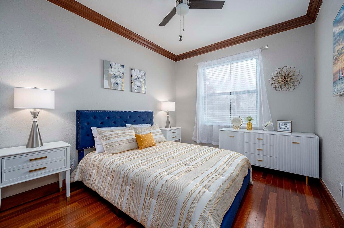 Schlafzimmer mit Queensize-Bett, Gartenblick und begehbarem Kleiderschrank