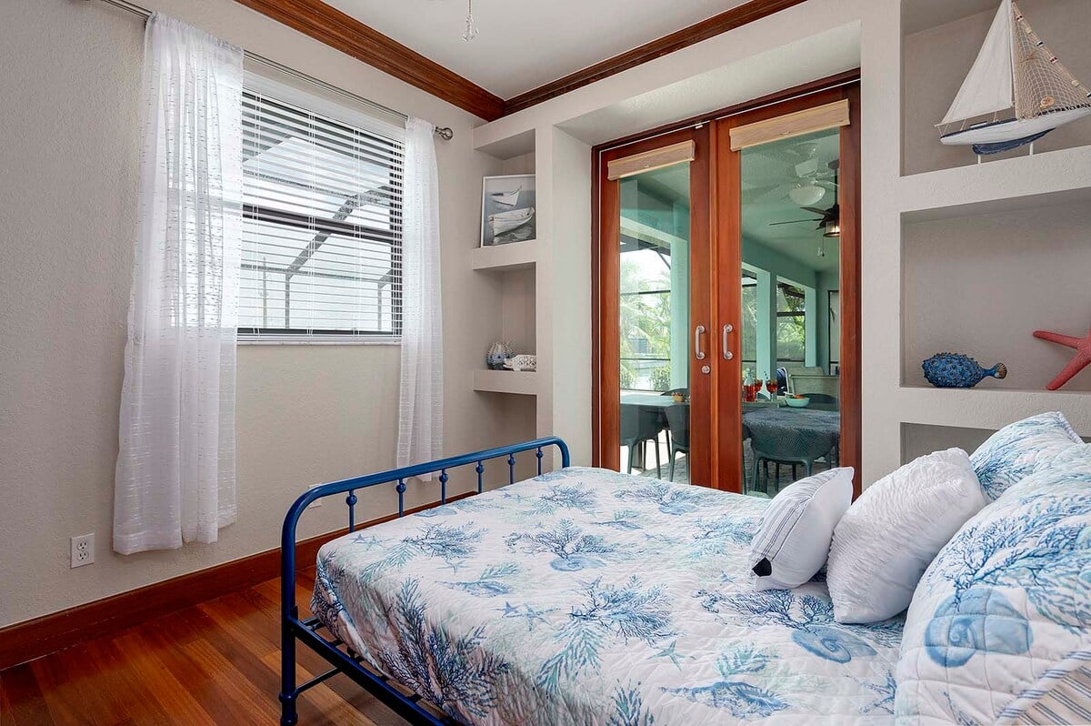 3. Schlafzimmer mit großem Bett und französischen Türen mit Zugang zum Pool