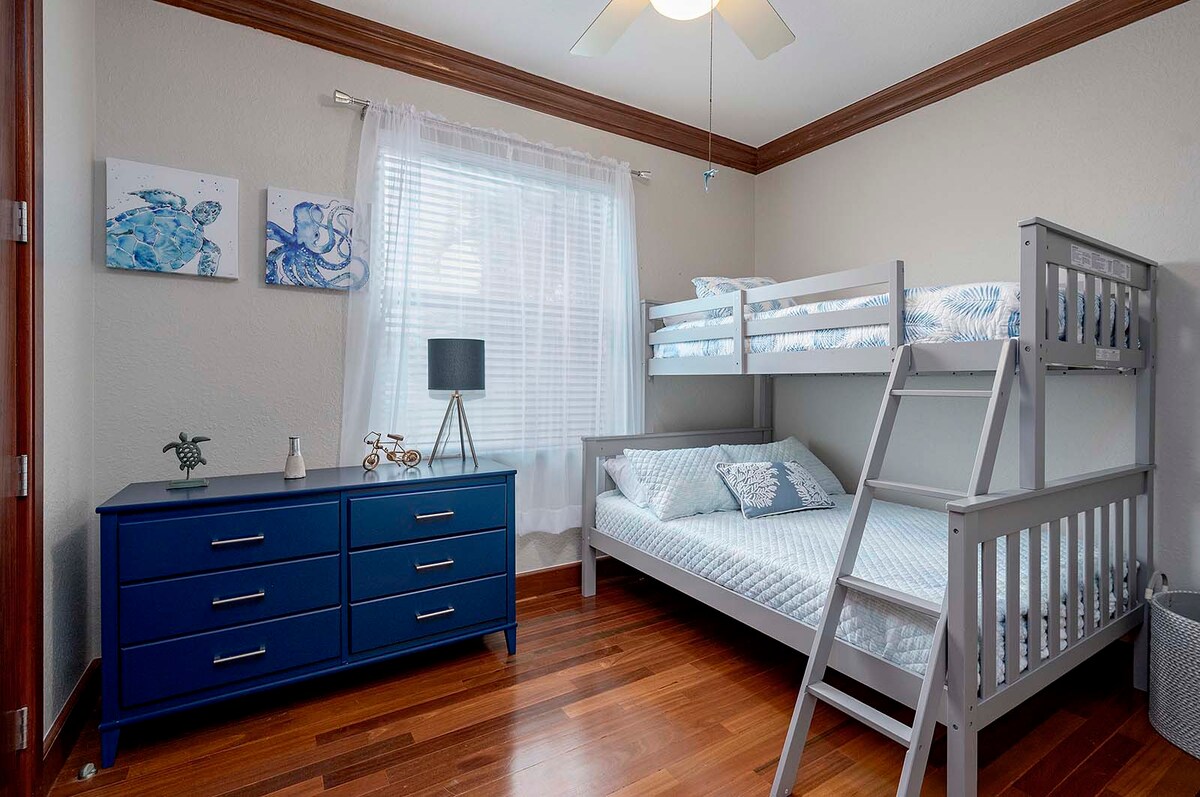 4. Schlafzimmer mit Etagenbett im Pyramidenstil und Doppelbett