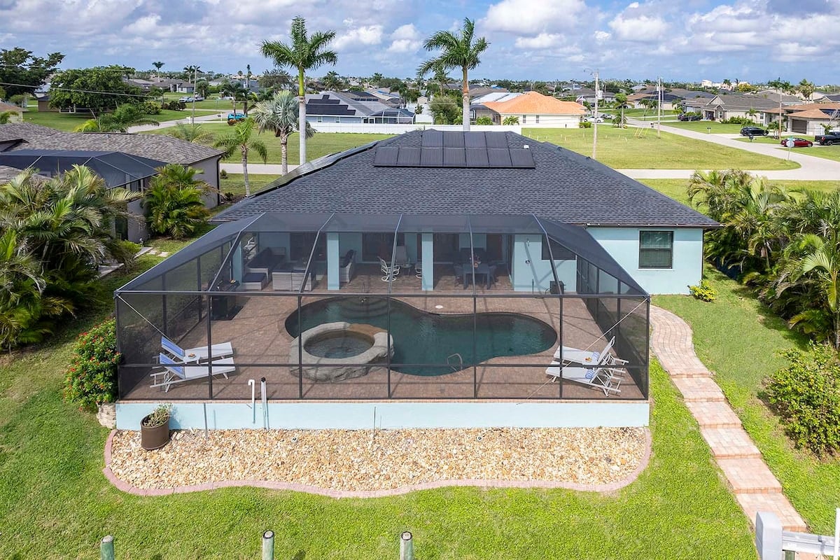 Blick auf die Rückseite des Hauses mit Garten und Poolbereich