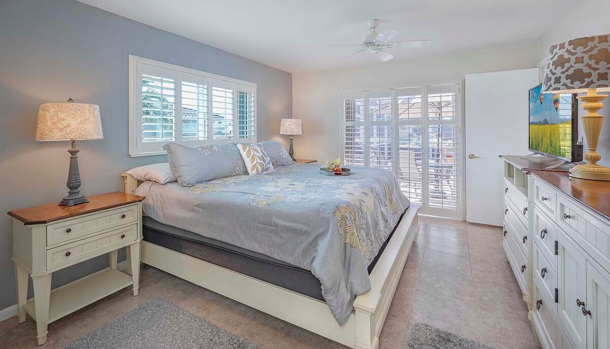 Hauptschlafzimmer mit Zugang zur Veranda