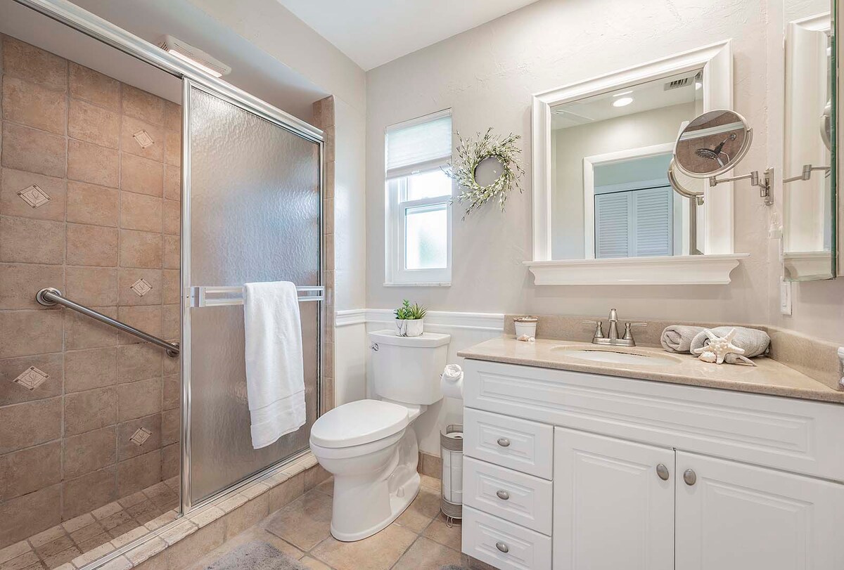 Hauptbadezimmer mit begehbarer Dusche