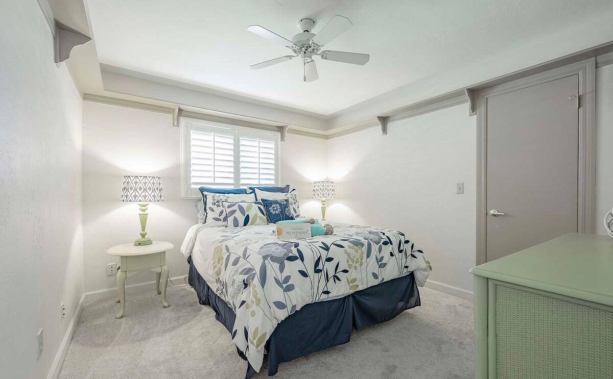 Gästezimmer mit Queensize-Bett und Gartenblick