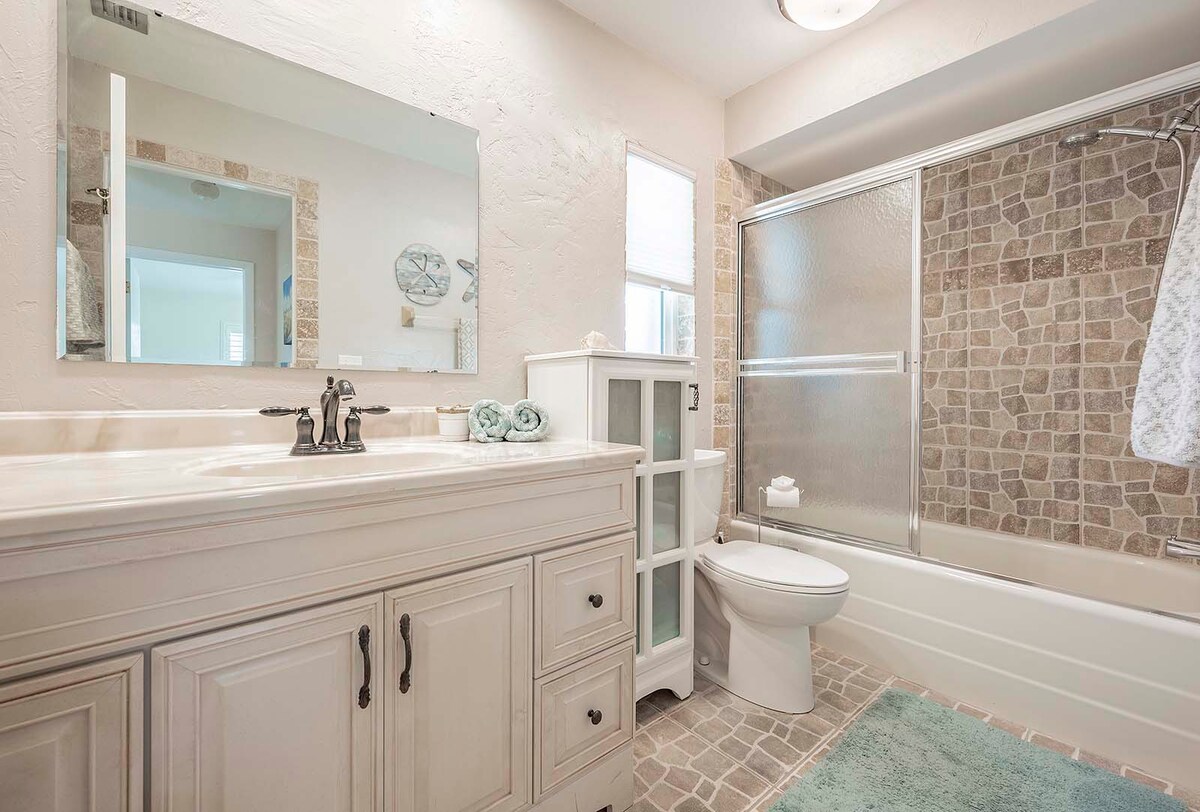 Gästebad mit kombinierter Dusche/Badewanne und Waschbecken