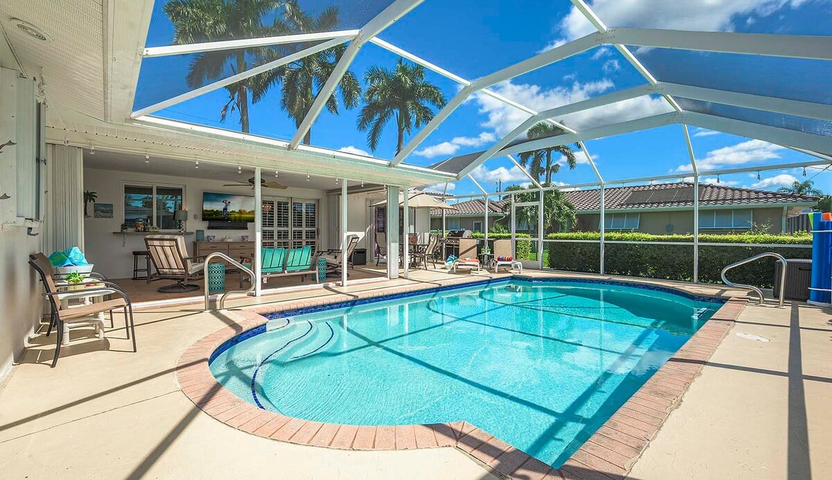 Nach Süden ausgerichteter Swimmingpool