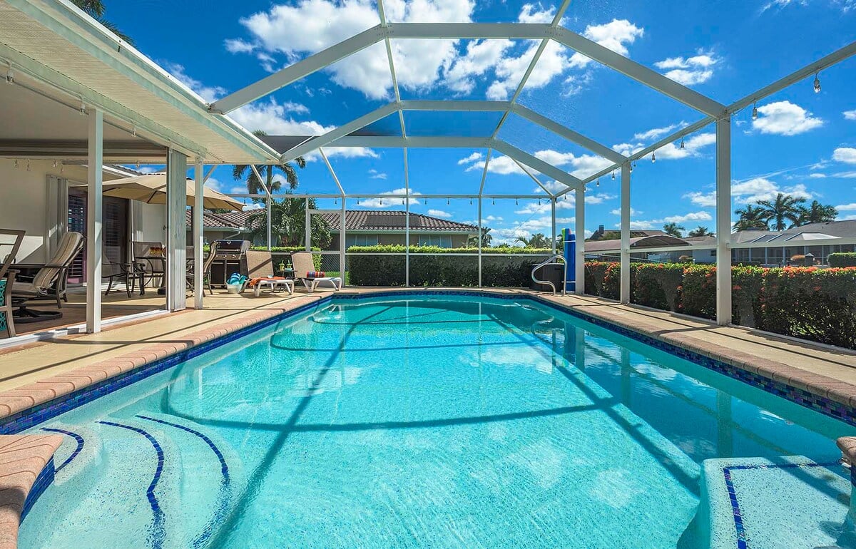 Wohnbereich mit Fernseher und Sitzgelegenheiten.