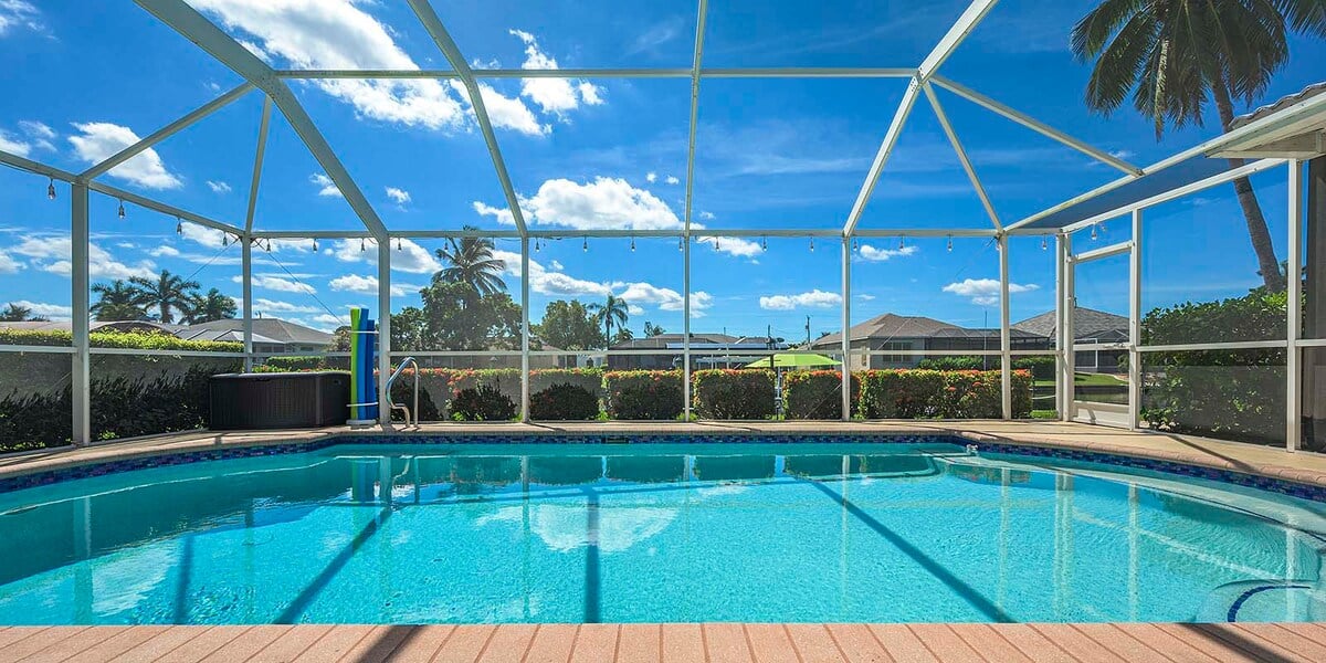 Nach Süden ausgerichteter Swimmingpool