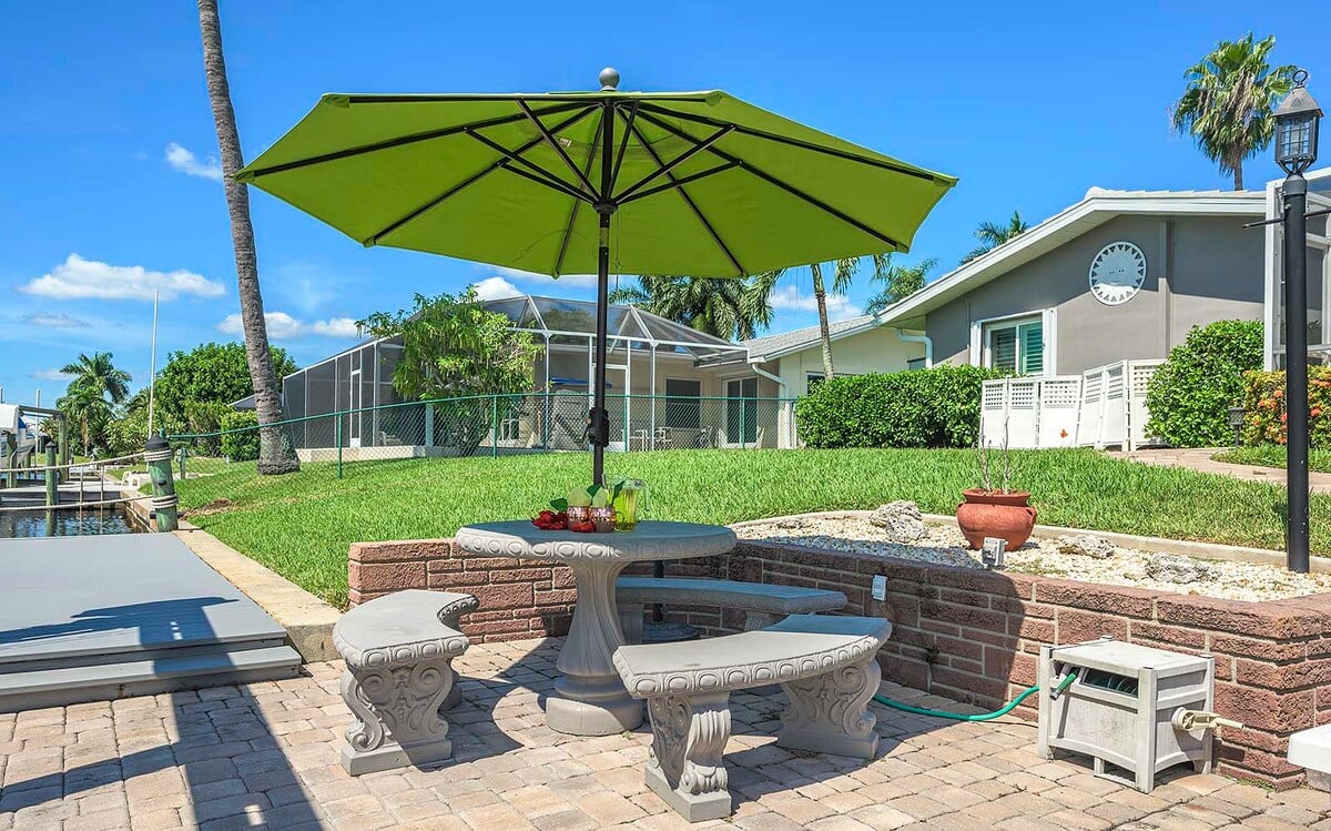 Genießen Sie ein kaltes Getränk am Dock