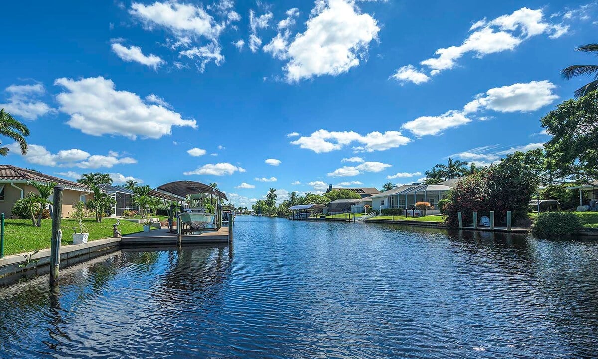 Wohnbereich mit Fernseher und Sitzgelegenheiten