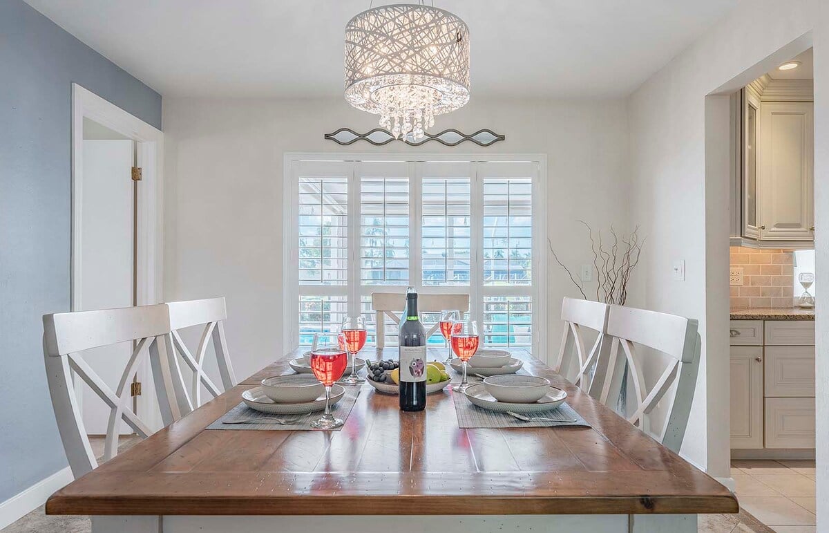 Wohnbereich mit Fernseher und Sitzgelegenheiten.