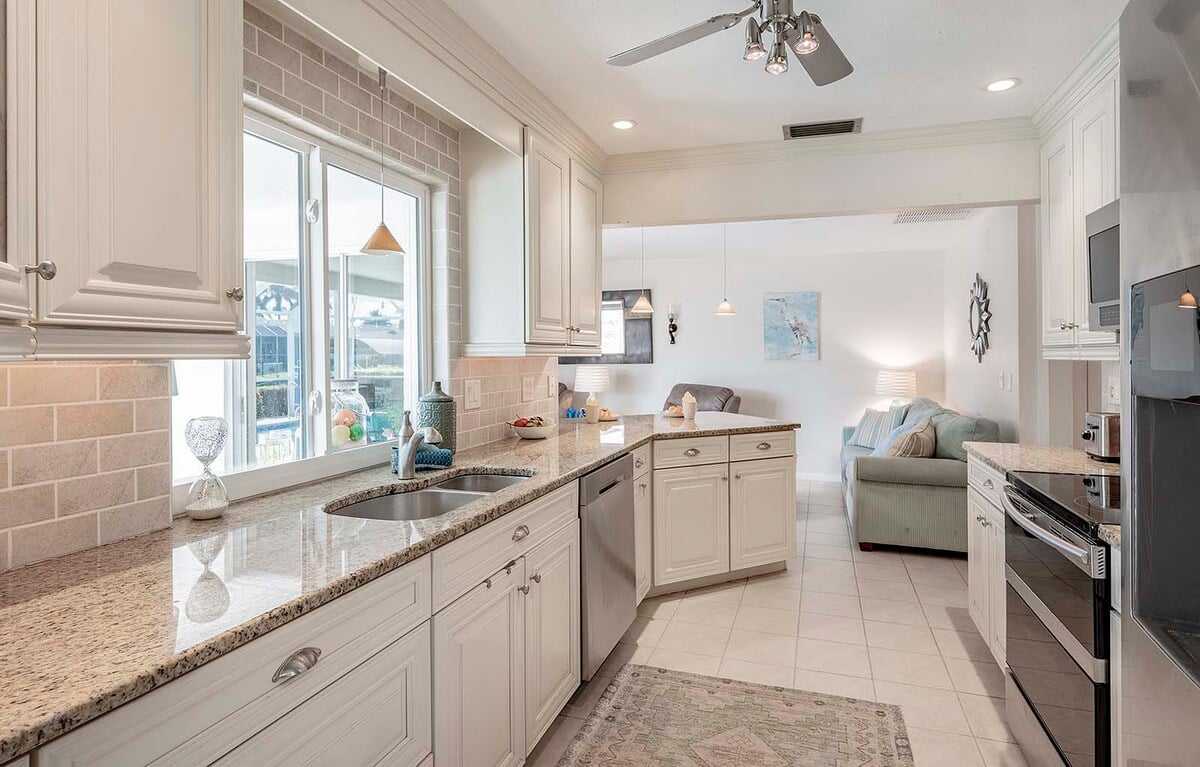 Wohnbereich mit Fernseher und Sitzgelegenheit.