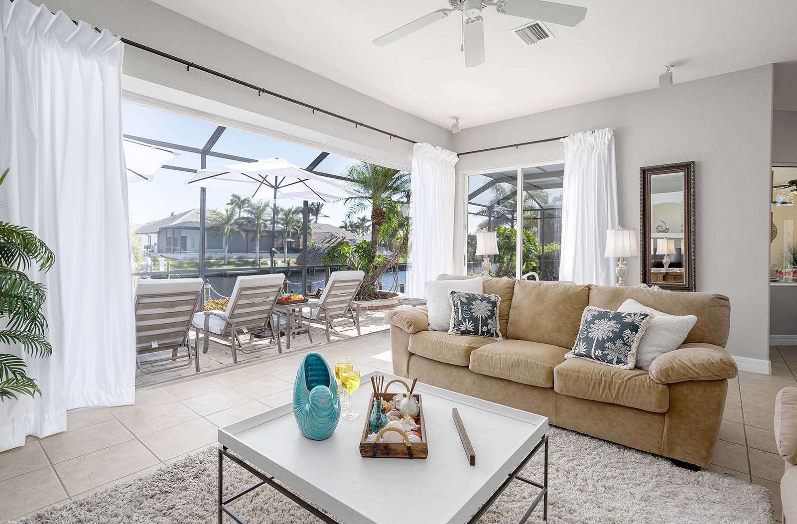 Modernes einstöckiges Ferienhaus im Coastal-Design in SW Cape Coral.