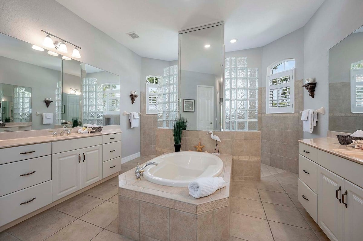 En-suite Badezimmer zum Hauptschlafzimmer mit zwei Waschbecken, Rundum-Dusche und Gartenbadewanne