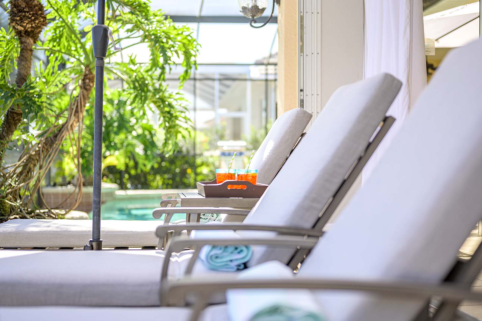 Modernes Ferienhaus im Coastal-Design mit Veranda und Außenbereich.