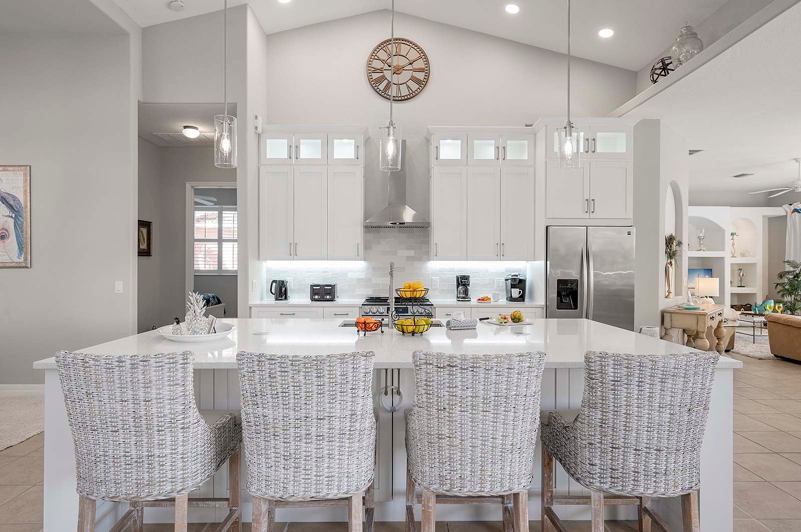 Kücheninsel, ideal für Unterhaltung und zusätzliche Sitzgelegenheiten