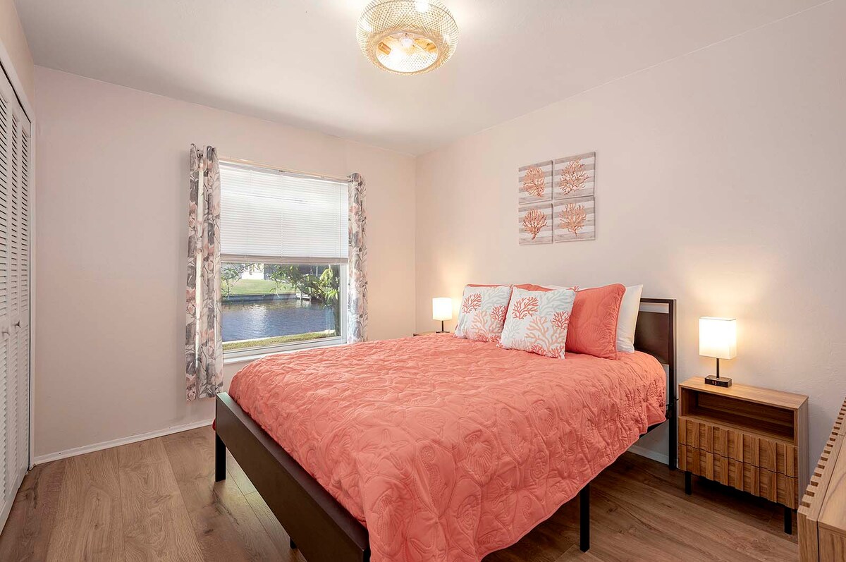 Gästezimmer mit Queensize-Bett und Blick auf den Kanal