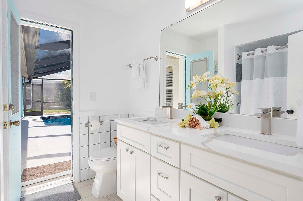 Gäste-Flur/Pool-Badezimmer mit kombinierter Dusche/Badewanne und zwei Waschbecken