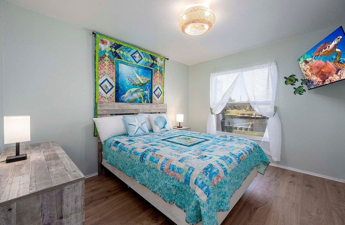 Zweites Schlafzimmer mit Queensize-Bett, Blick auf den Kanal und TV