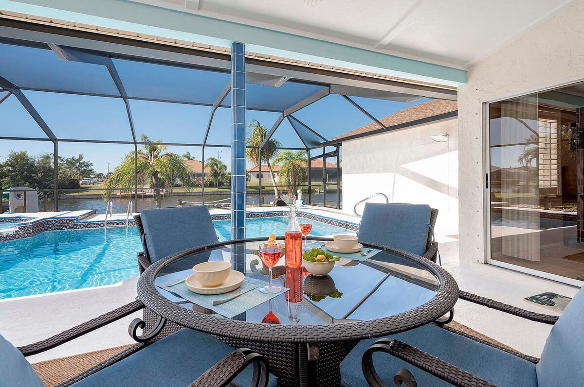 Essen im Freien auf der überdachten Veranda mit Blick auf das Wasser