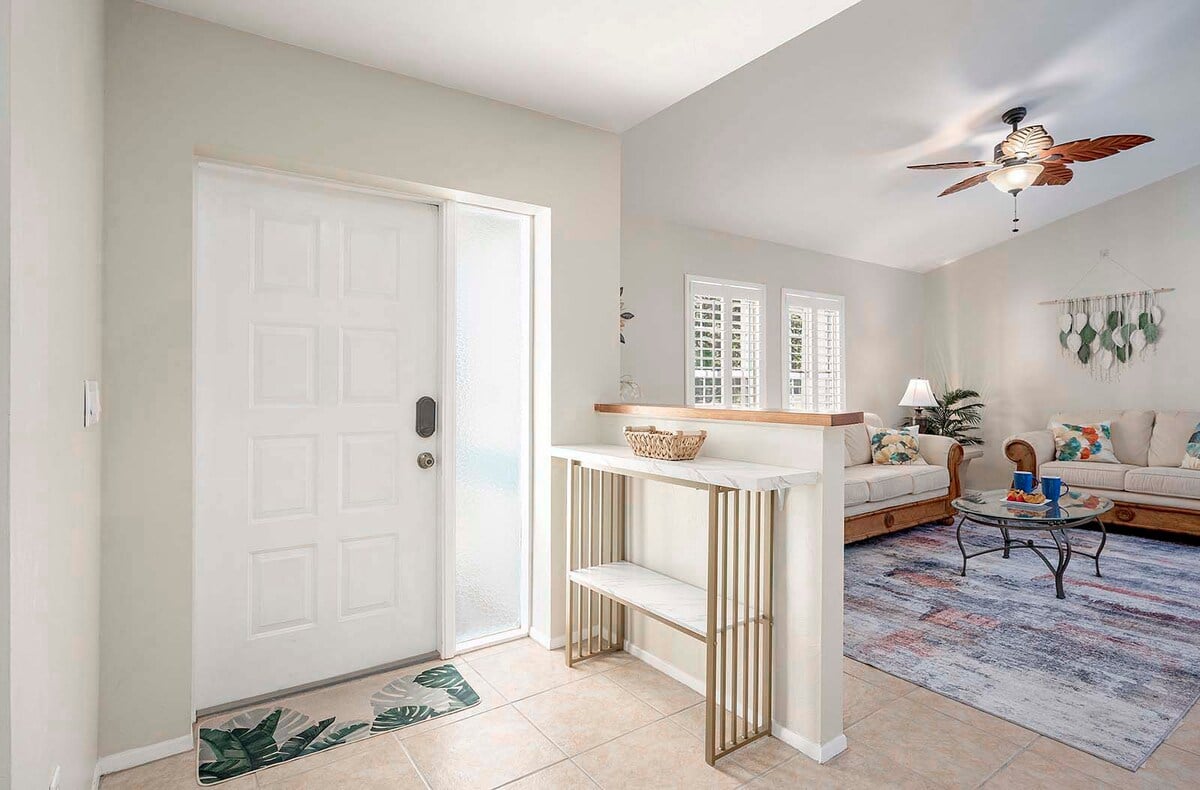 Modernes, offen gestaltetes Ferienhaus am ruhigen Süßwasserkanal in SE Cape Coral.