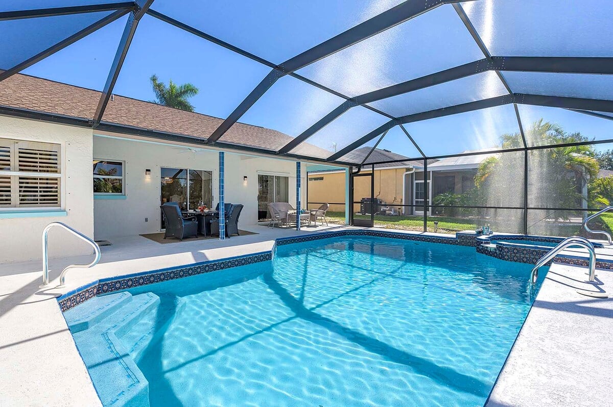 Nach Westen ausgerichteter Pool mit viel Sonne