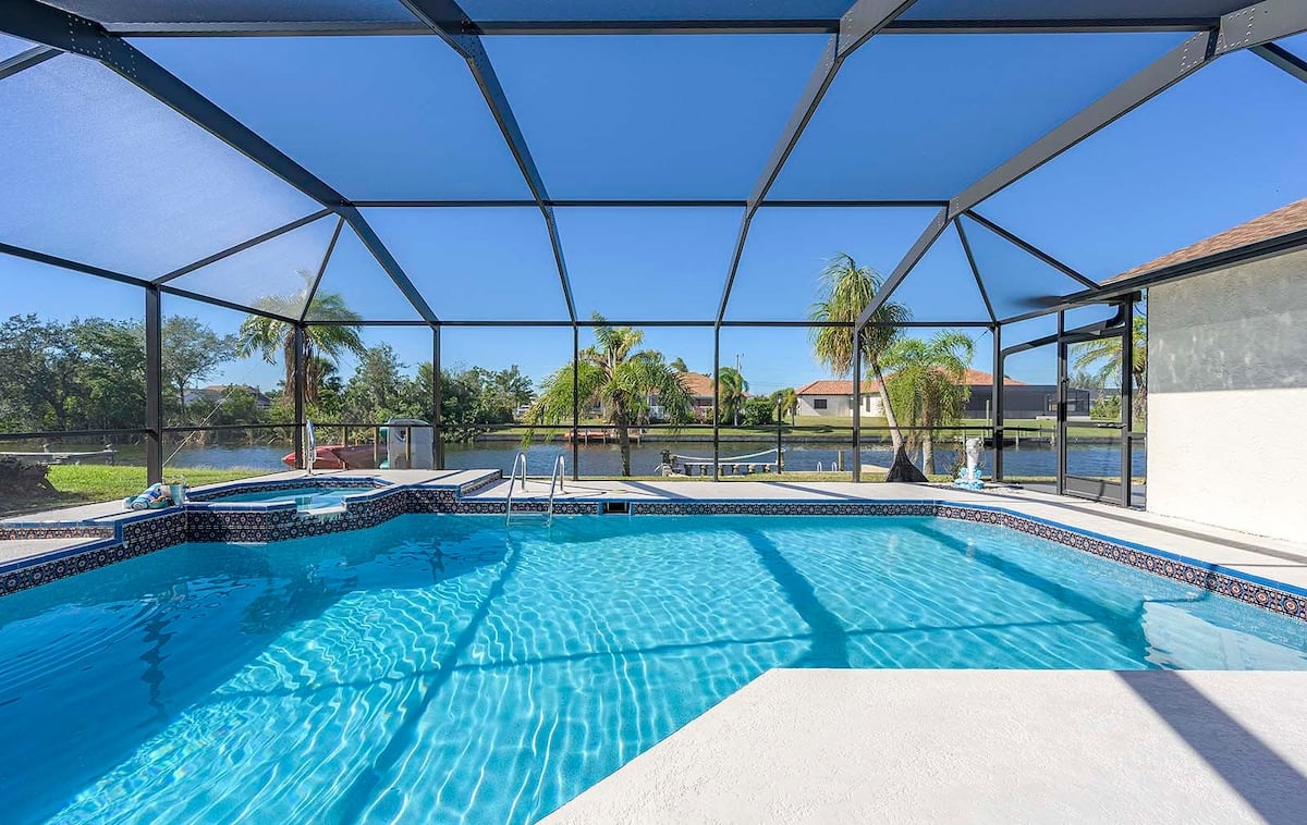 Offener Wohnbereich im Ferienhaus mit Blick auf den Süßwasserkanal.