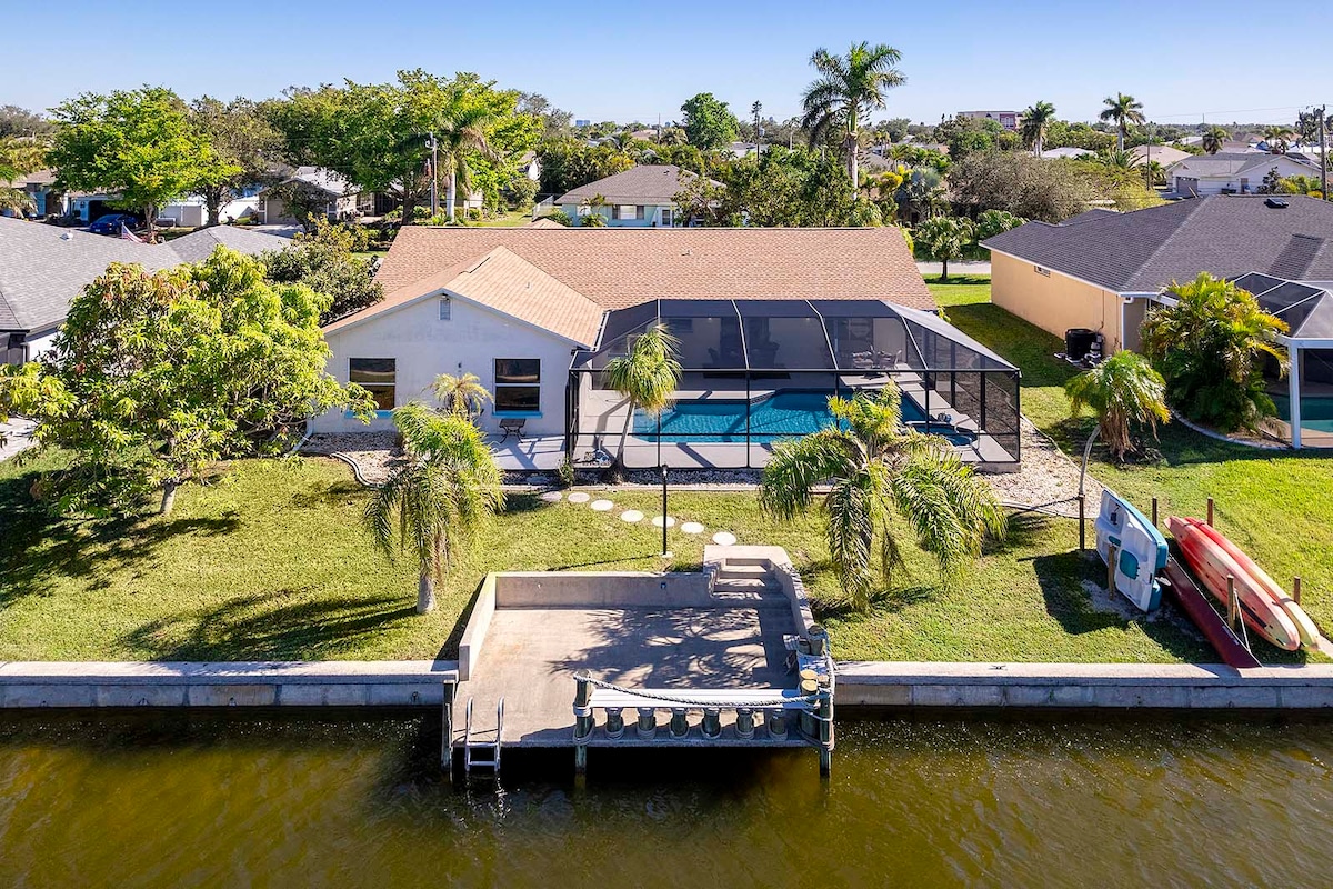Luftaufnahme von Turtle Cay mit Bootsanleger und Kajak/Paddelboot