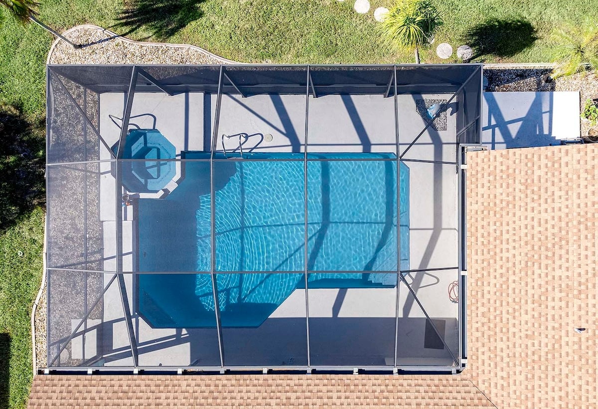 Luftaufnahme von Pool und Whirlpool