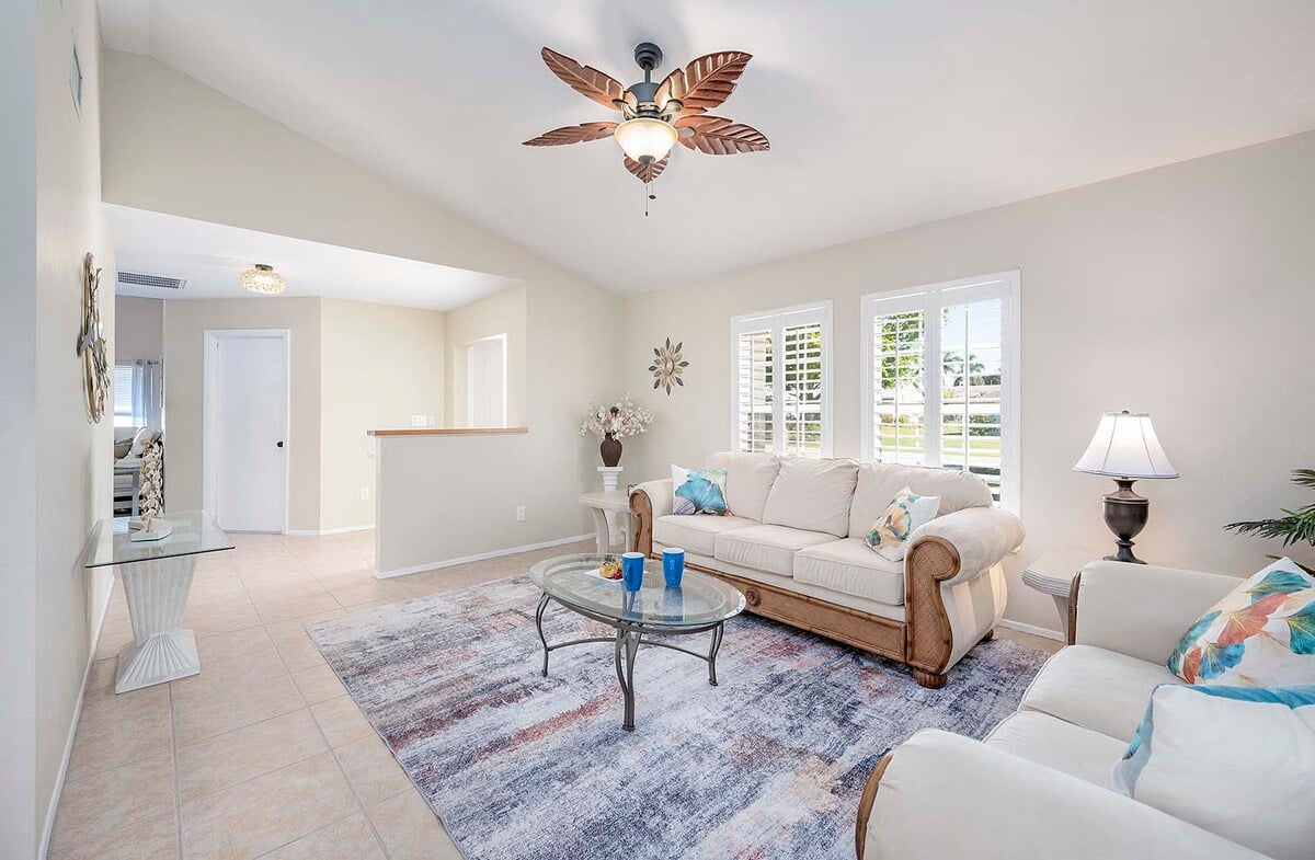 Sonniges Wohnzimmer mit bequemen Sofas