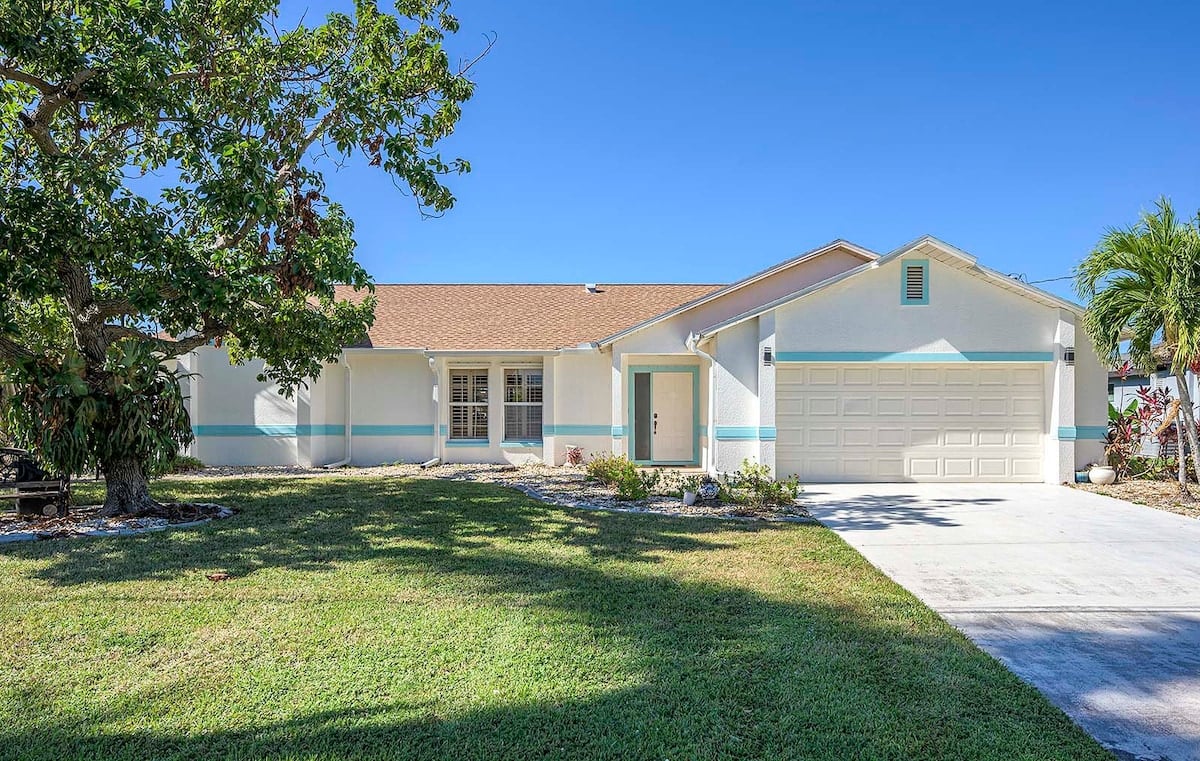 Ferienhaus am Süßwasserkanal mit Pool, Steg und Kajaks.