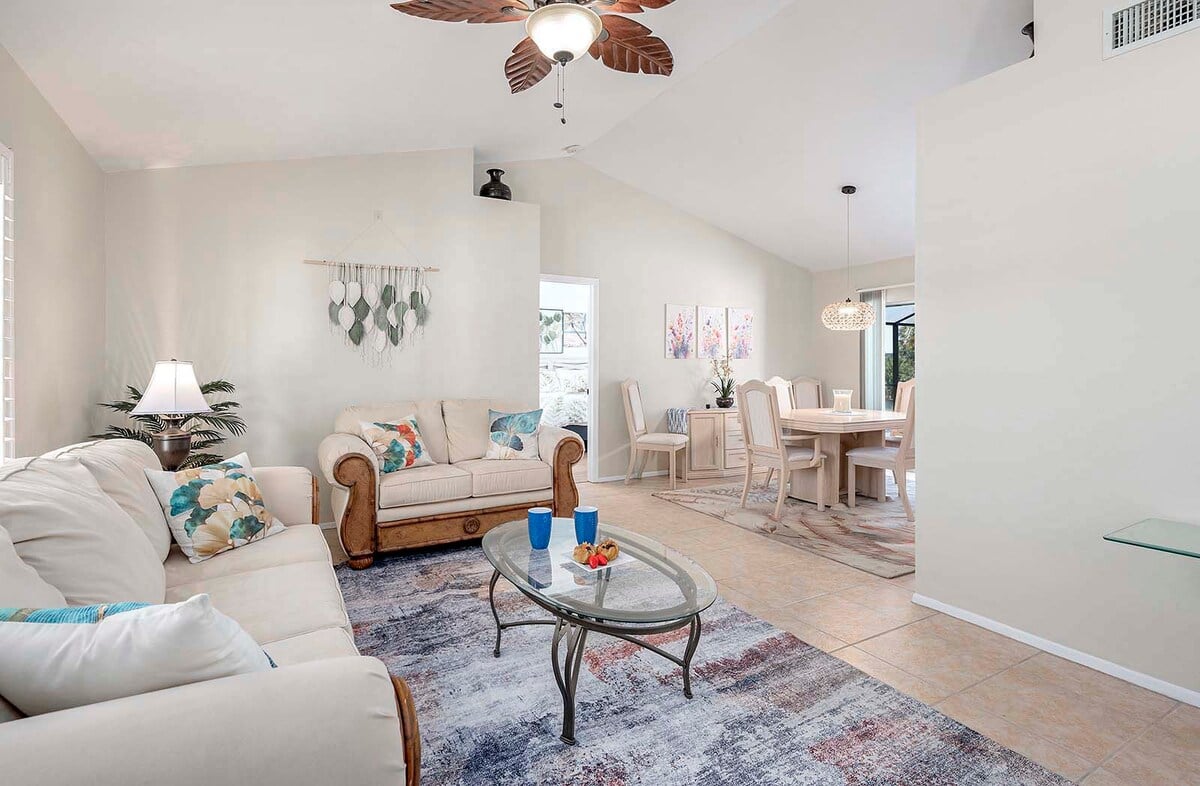 Wohnzimmer mit Gartenblick, ideal zum Entspannen