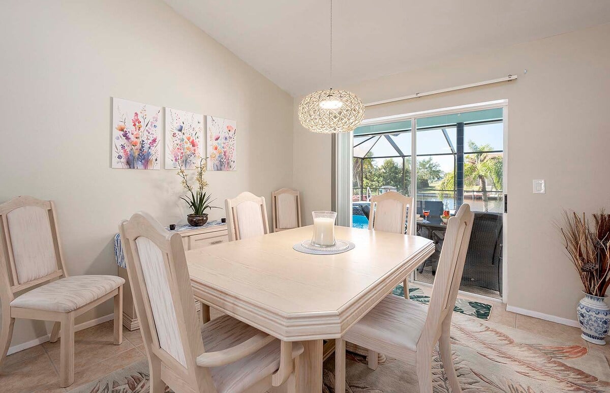 Essbereich mit Blick auf den Pool