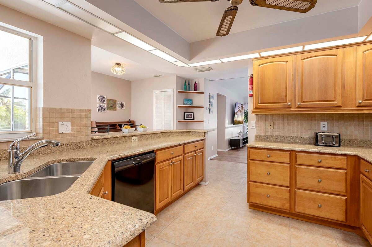 Große Küche mit Blick auf das Wohnzimmer und den Pool