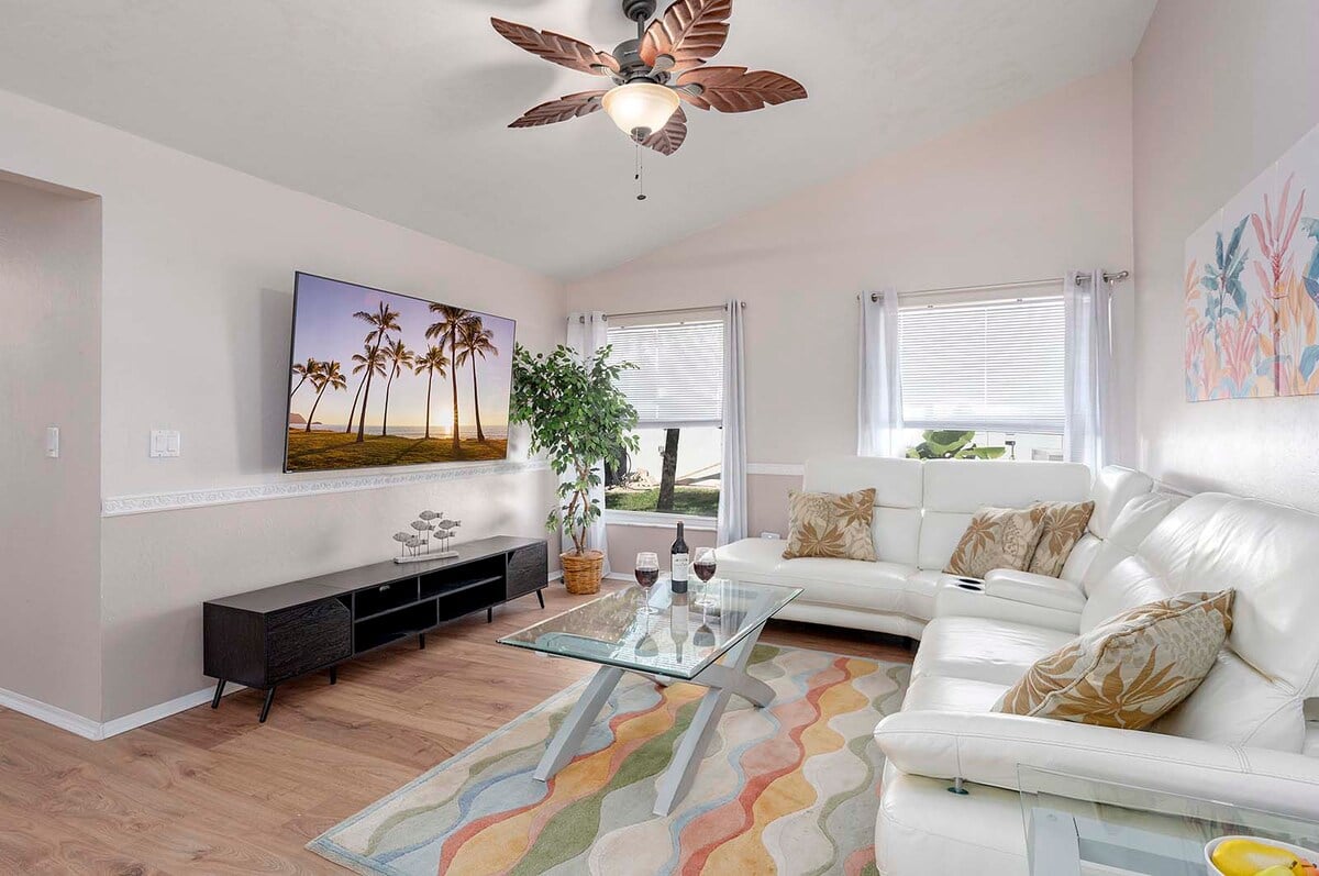 Familienzimmer mit Smart-TV und Gartenblick