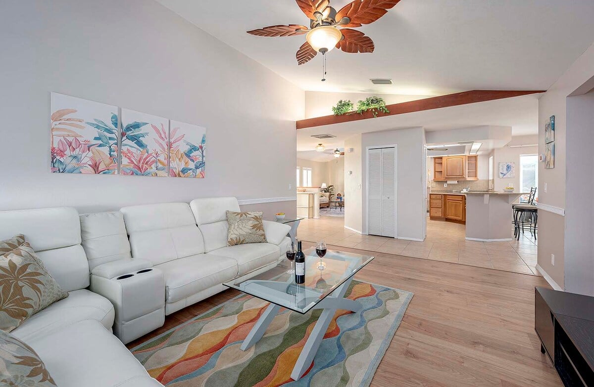 Geteilter Grundriss mit Wohnzimmer in der Nähe der Küche