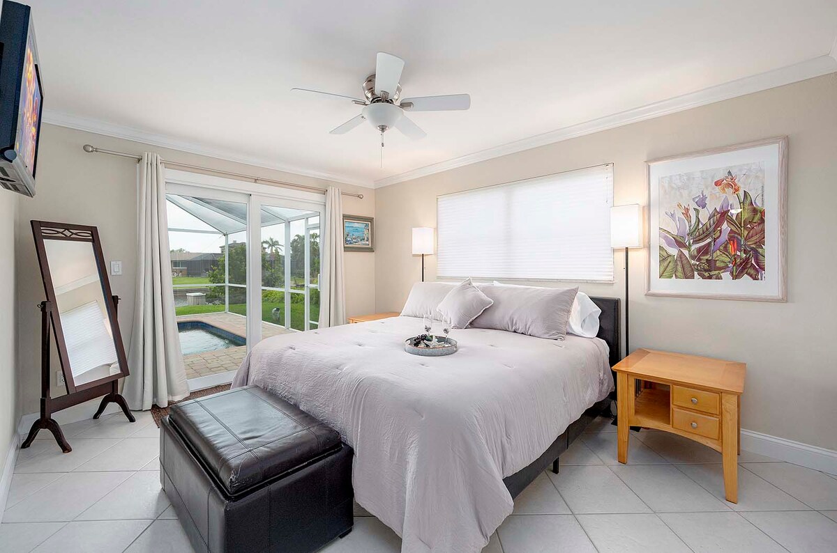 Hauptschlafzimmer mit Kingsize-Bett und Zugang zur Terrasse/Pool