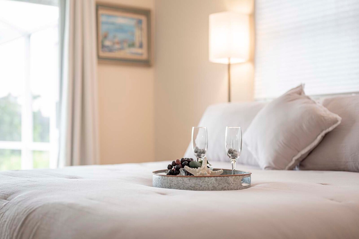 Ferienvilla am Wasser mit direktem Golfzugang und Bootslift.