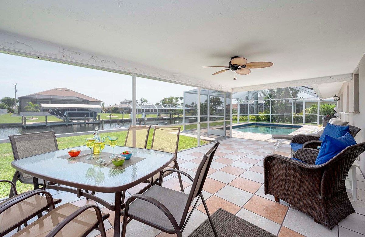 Überdachte Veranda mit Tisch für sechs Personen und Sitzecke